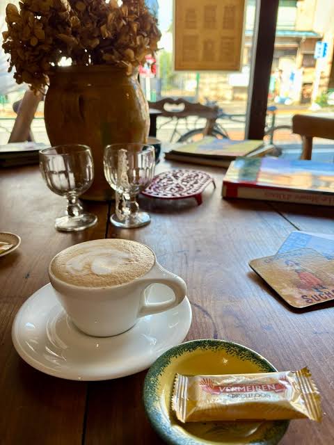 窓際の席でのカフェラテ