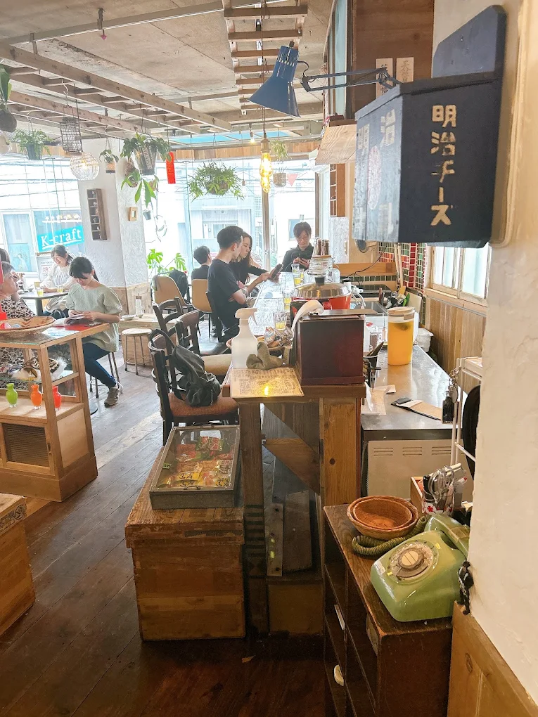 カウンターと店内の様子